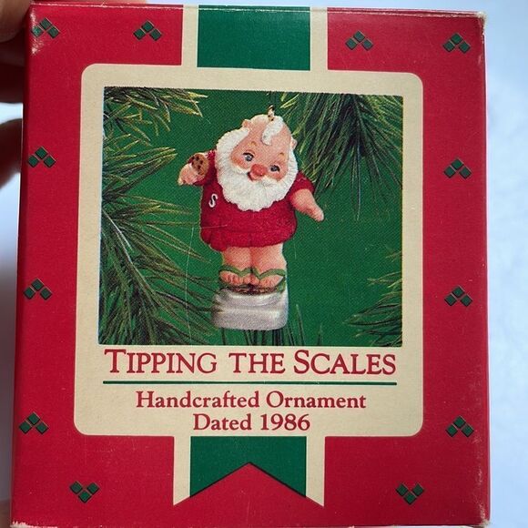 Vintage Hallmark 1986 “Tipping the Scales” Santa on a weight scale ornament - Picture 6 of 7